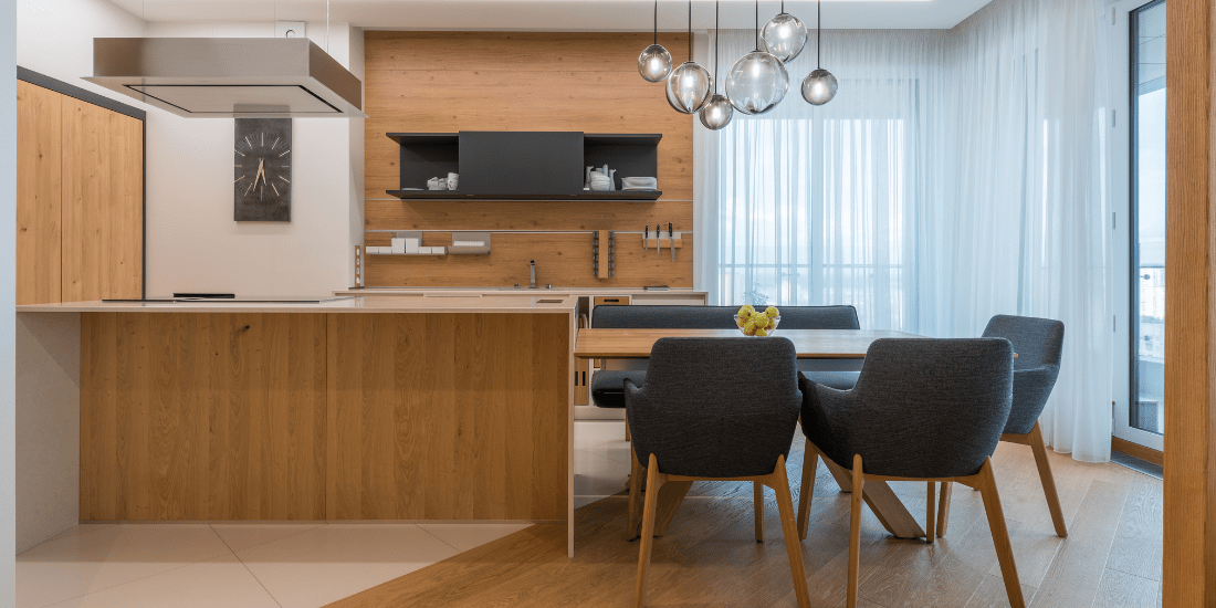 Cozinha com bancada para separação de ambientes em sala de estar